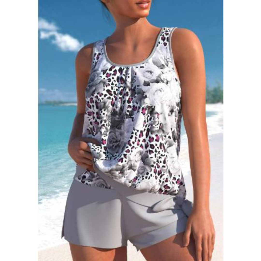 Maillot de bain d'été élégante pour femme avec détail floral et pantalon confortable pour un look estival chic.