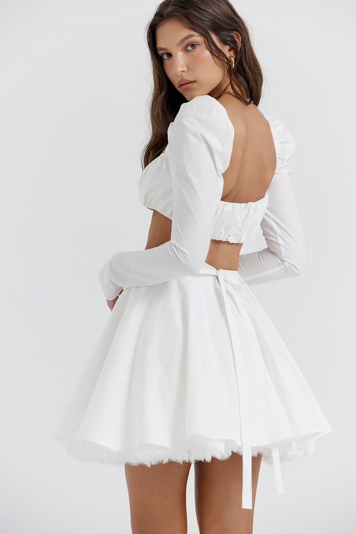 Top crop blanc élégant avec des manches bouffantes et une mini-jupe chic pour un look tendance.
