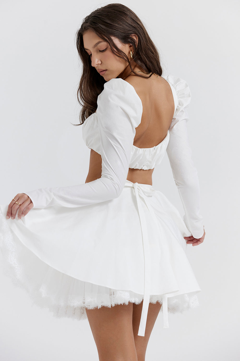 Top crop blanc élégant avec des manches bouffantes et une mini-jupe chic pour un look tendance.