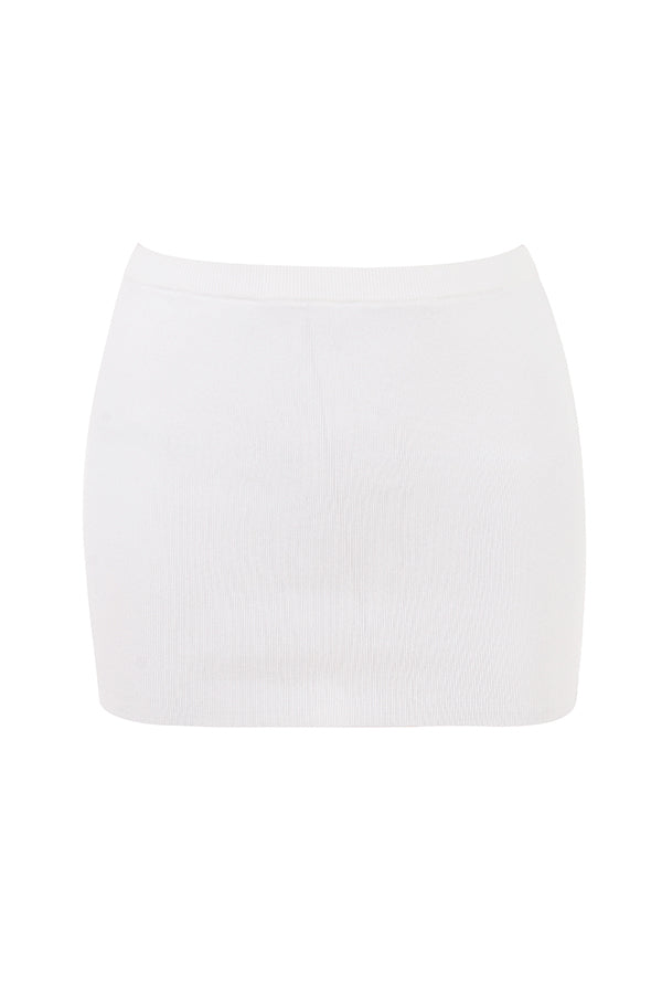 Haut cropped in tricot blanche élégante avec une mini-jupe assortie et près du corps.