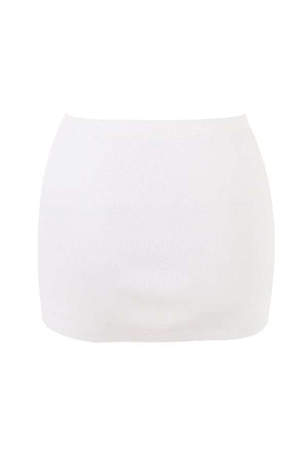 Haut cropped in tricot blanche élégante avec une mini-jupe assortie et près du corps.