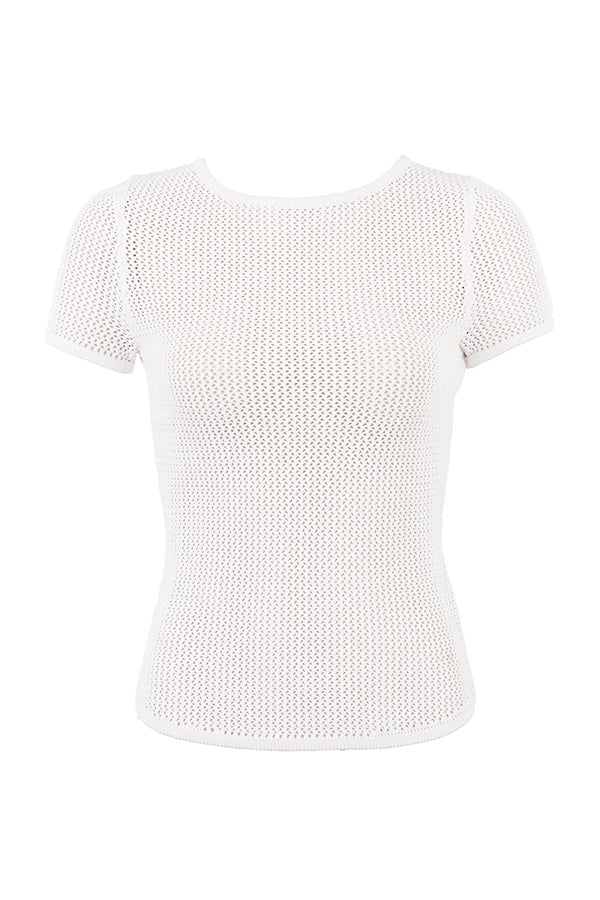 Haut cropped in tricot blanche élégante avec une mini-jupe assortie et près du corps.