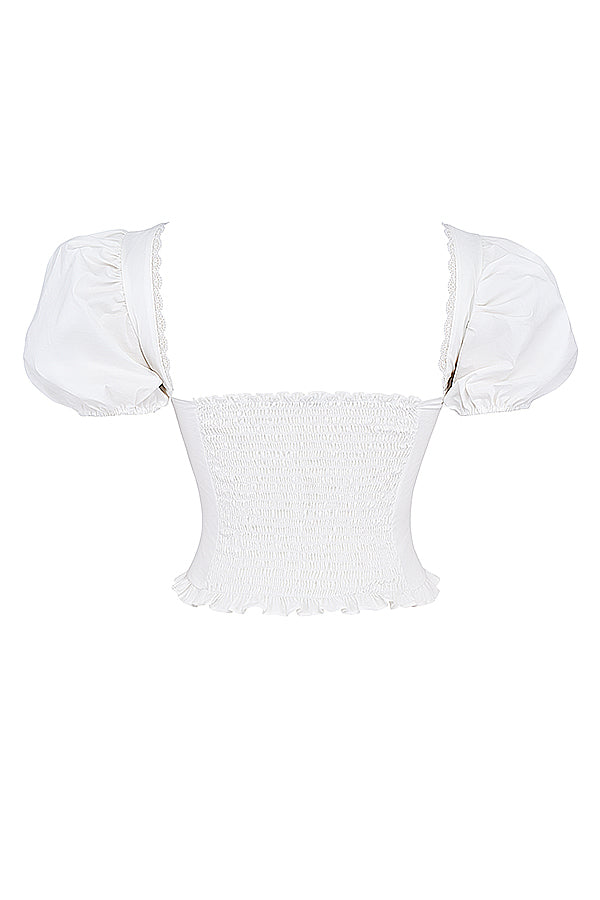 Top court plissé blanc avec mini-jupe portefeuille beige - une tenue estivale élégante pour toutes les occasions.