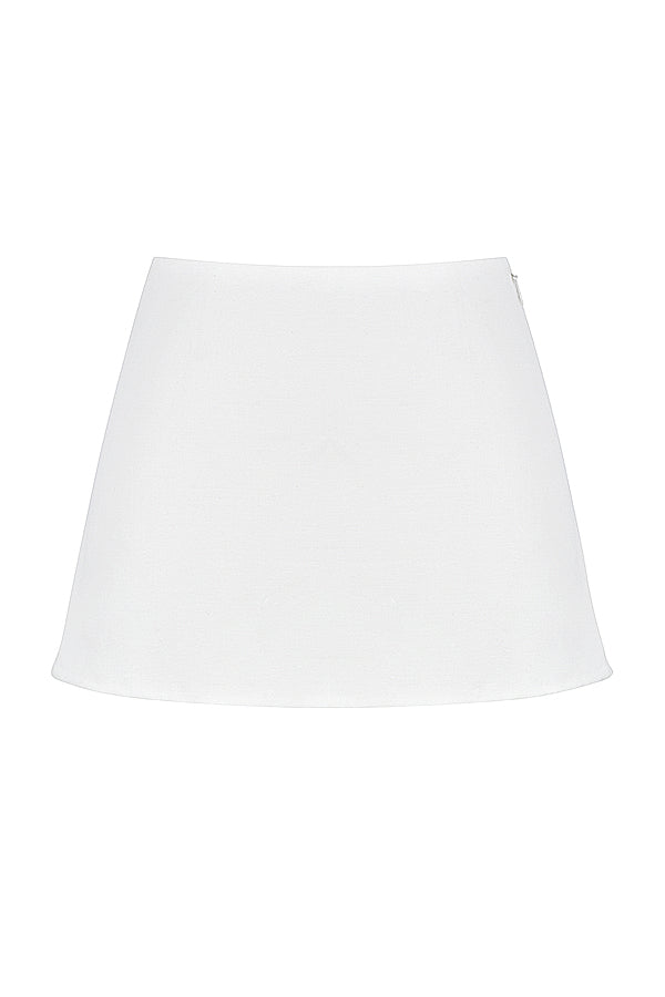 Top court en dentelle blanche chic avec un nœud élégant et une mini-jupe A-ligne en lin stylée.
