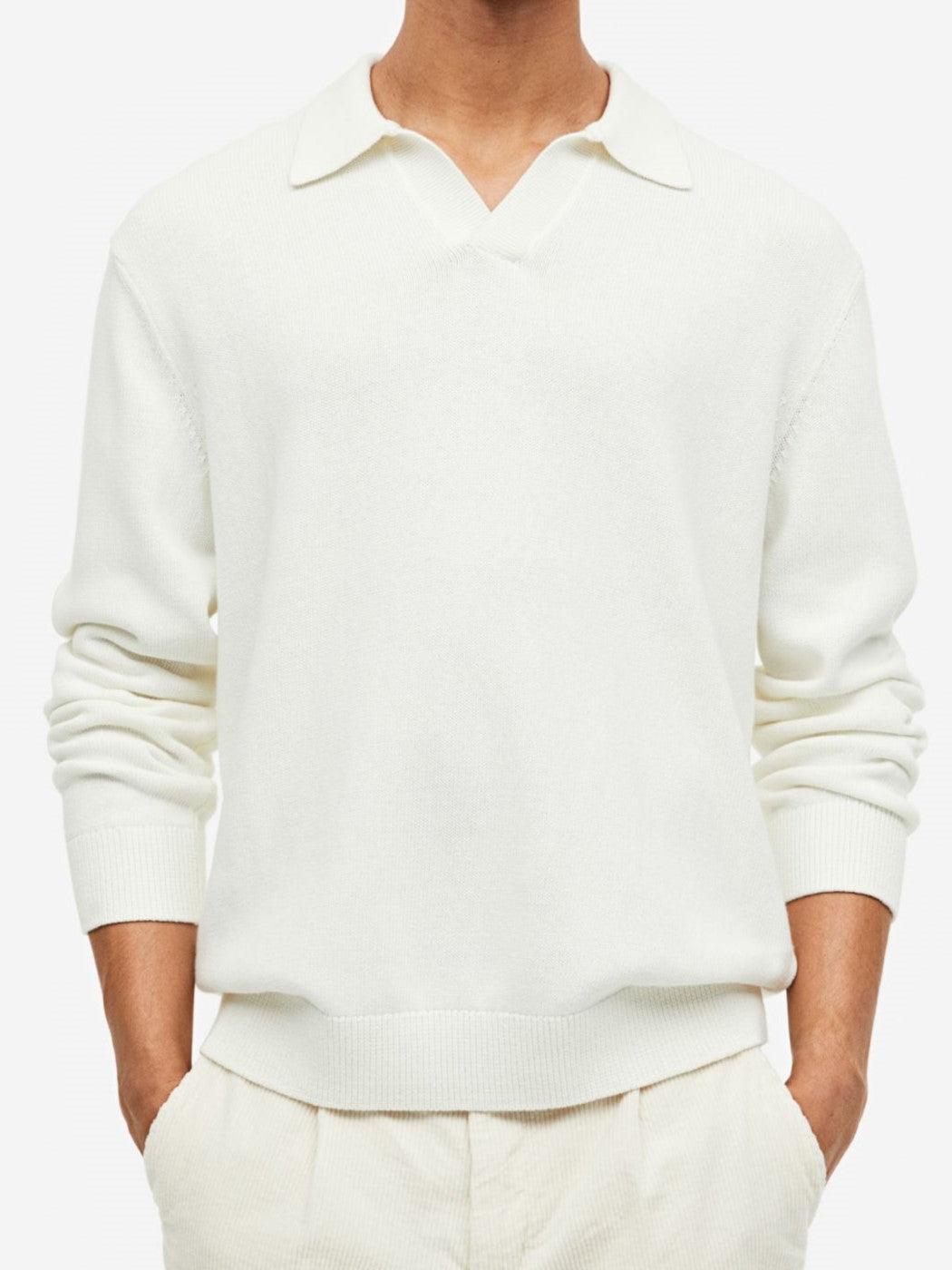Pull élégant et stylé avec col ouvert pour un look raffiné.