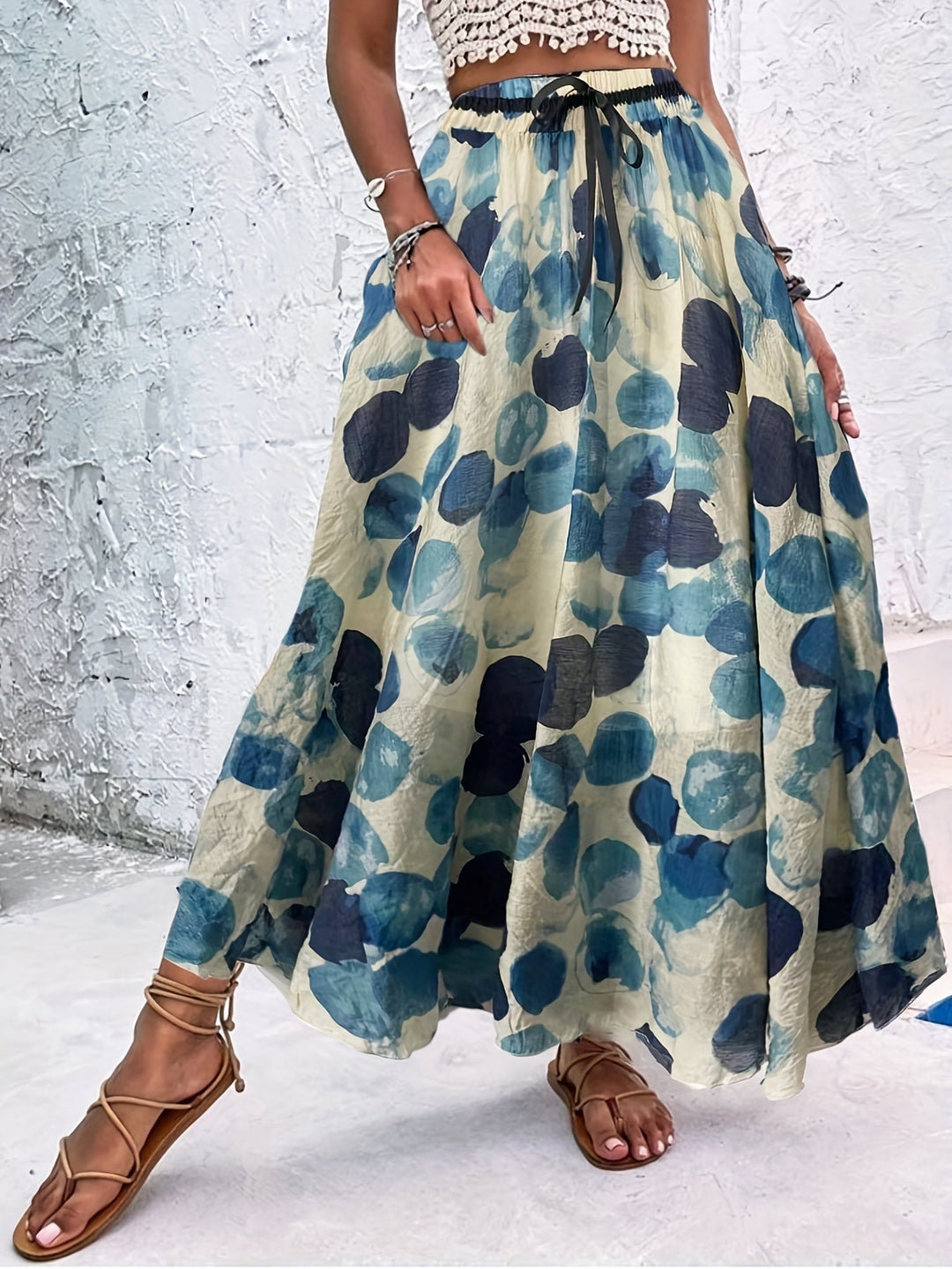 Dressing gown maxi estivale avec des pois saisissants et un élégant nœud pour un look frais et stylé.