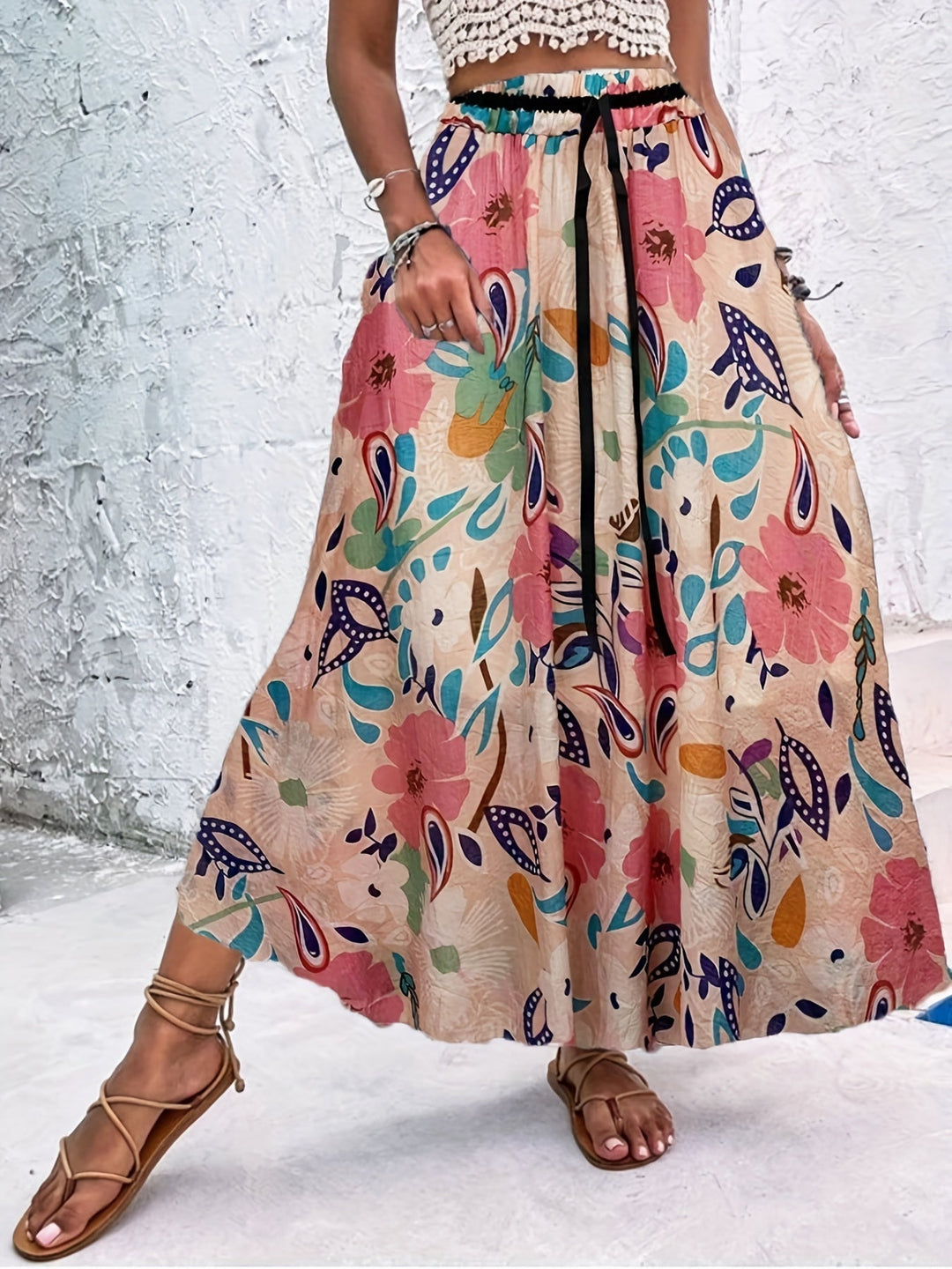 Dressing gown maxi estivale avec des pois saisissants et un élégant nœud pour un look frais et stylé.