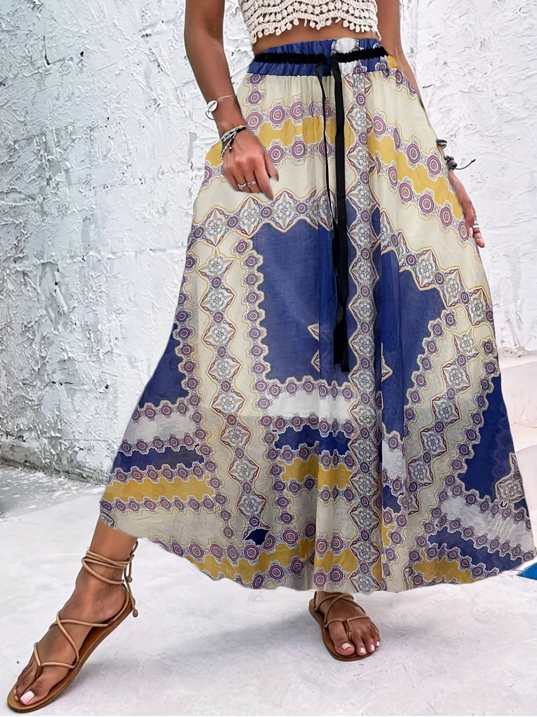 Dressing gown maxi estivale avec des pois saisissants et un élégant nœud pour un look frais et stylé.