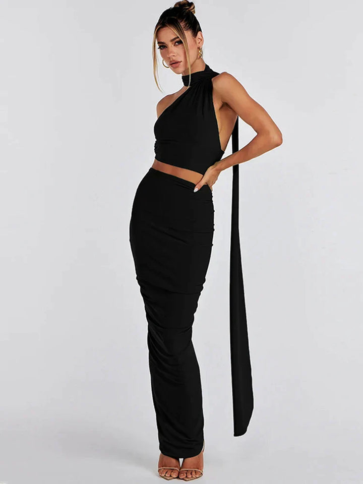 Ensemble élégant de crop top noir asymétrique et de jupe maxi pour un look sophistiqué.