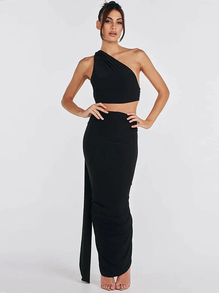 Ensemble élégant de crop top noir asymétrique et de jupe maxi pour un look sophistiqué.