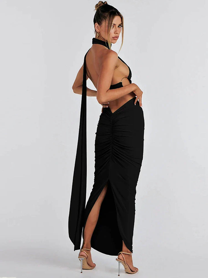 Ensemble élégant de crop top noir asymétrique et de jupe maxi pour un look sophistiqué.