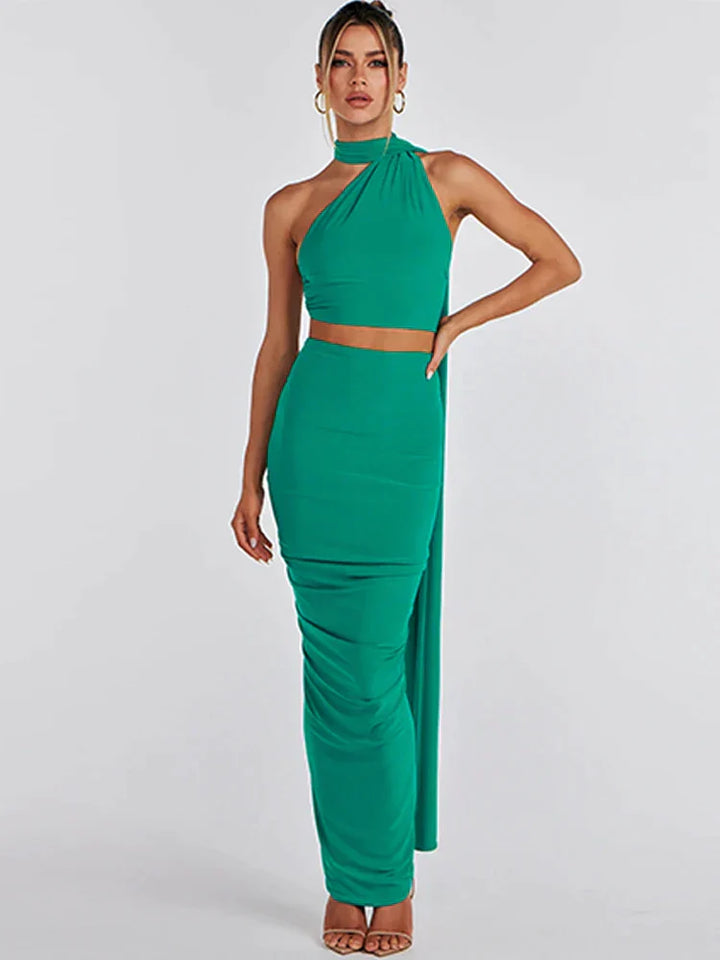 Ensemble élégant de crop top noir asymétrique et de jupe maxi pour un look sophistiqué.