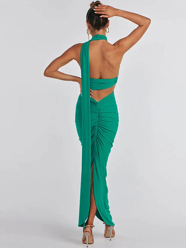 Ensemble élégant de crop top noir asymétrique et de jupe maxi pour un look sophistiqué.