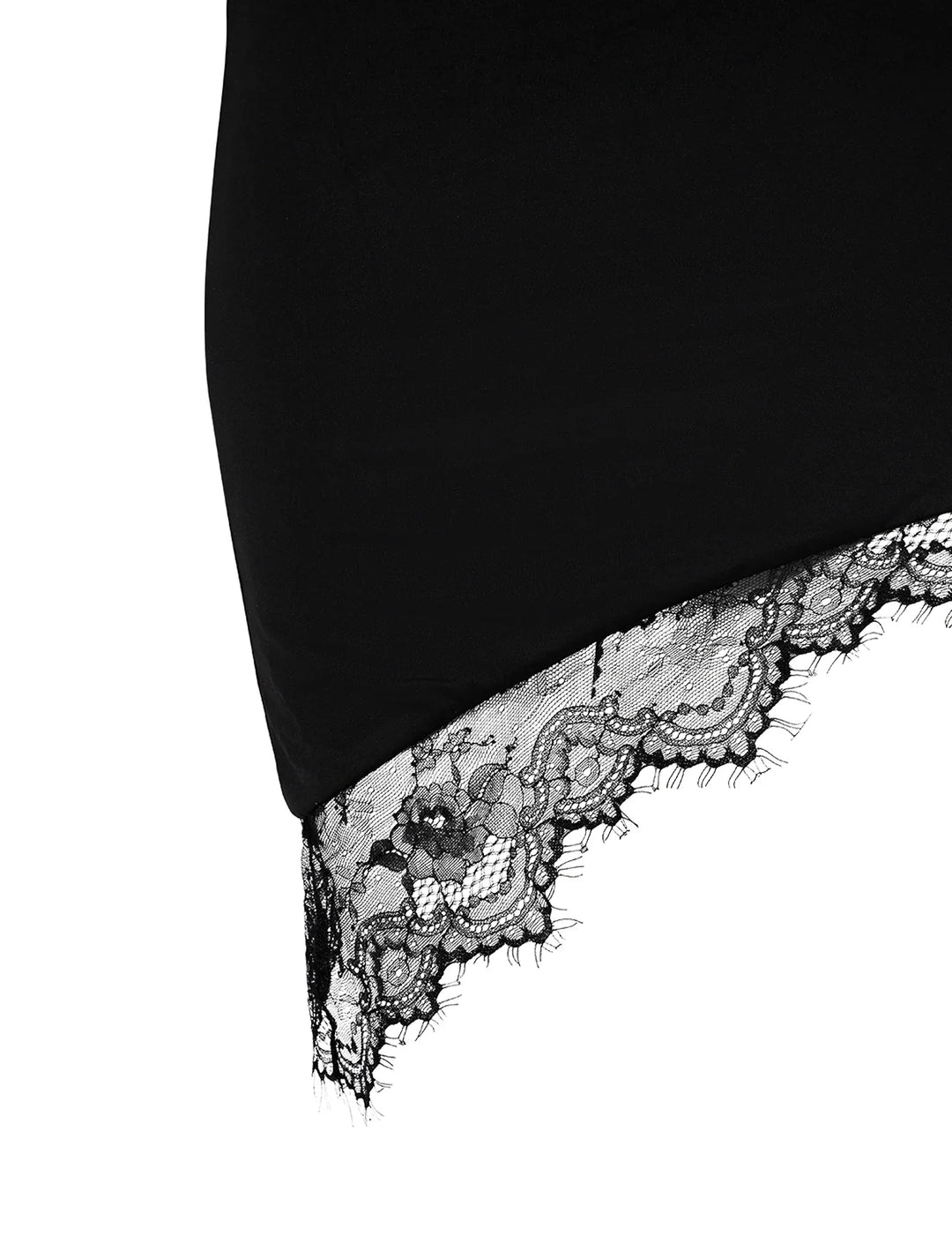 Ensemble élégant de crop top en dentelle noire et de mini-jupe pour une allure raffinée.