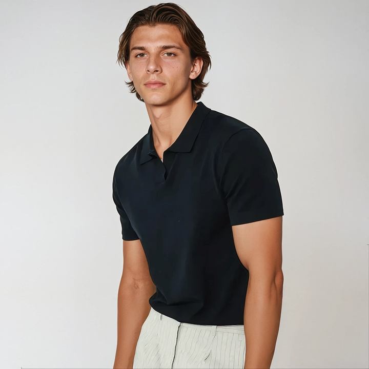 Polo noire élégante sans boutons pour un look beau et confortable.