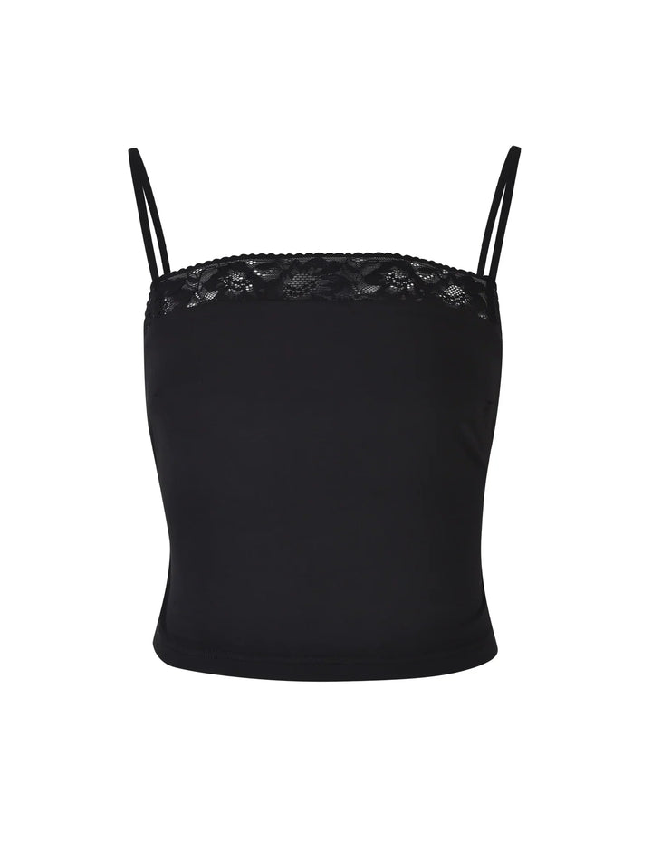 Ensemble élégant composé d'un crop top en satin noir et d'une jupe en dentelle pour un look chic.