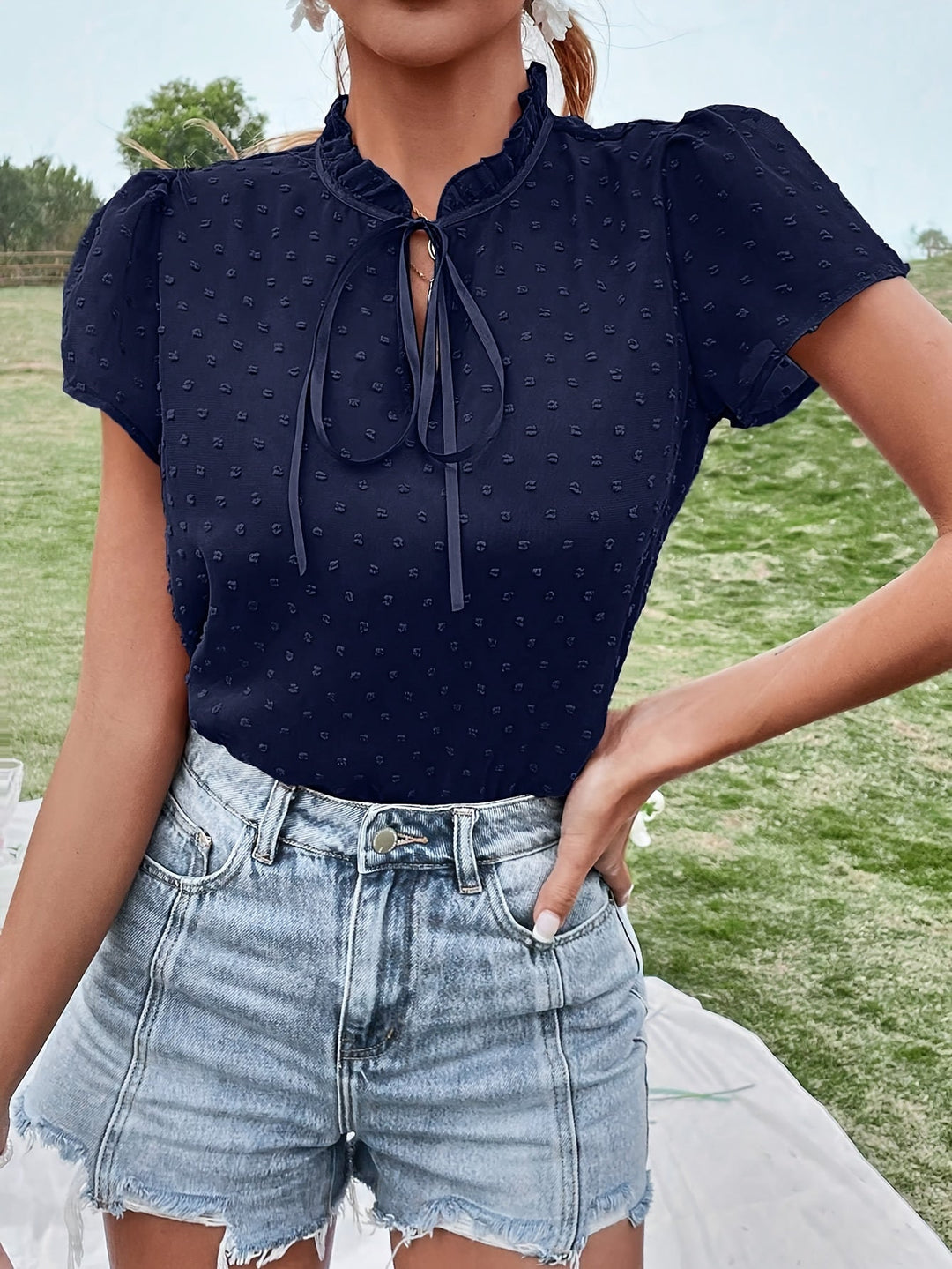 Raven | Blouse Élégante et Stylée avec Col Nœud, Manches Bouffantes et Détails Œillets