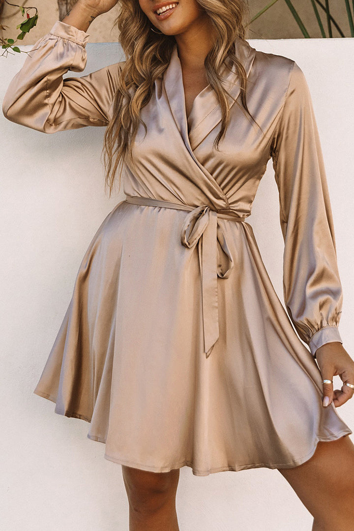 Leslie | Élégante robe de chambre portefeuille en satin avec décolleté en V et manches longues pour un look élégant