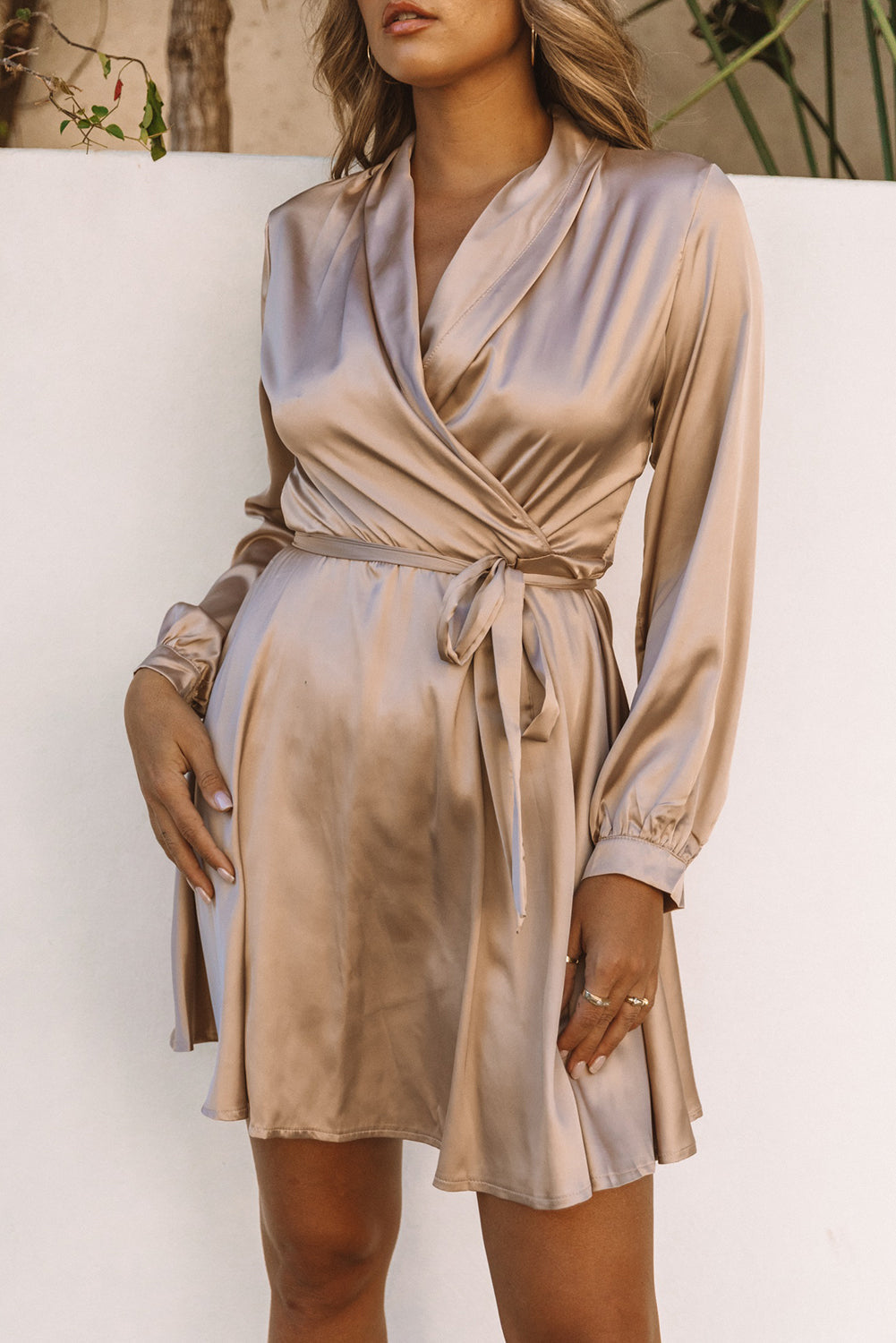 Leslie | Élégante robe de chambre portefeuille en satin avec décolleté en V et manches longues pour un look élégant