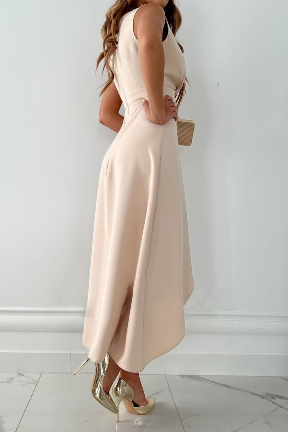 Goldie | Robe midi chic à décolleté en V avec fente pour un look raffiné