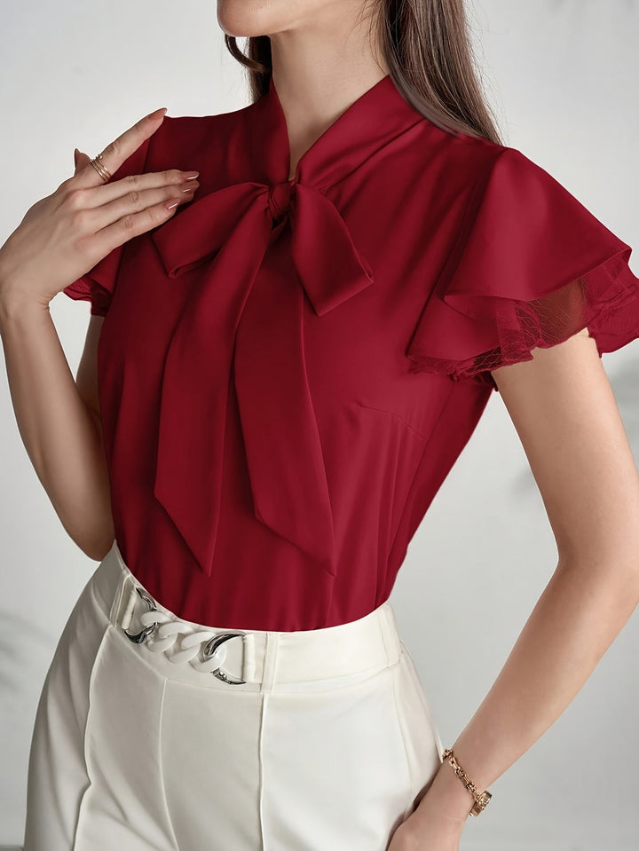 Xanthe | Blouse élégante à manches courtes, avec un col lacé raffiné et des volants délicats pour femmes.
