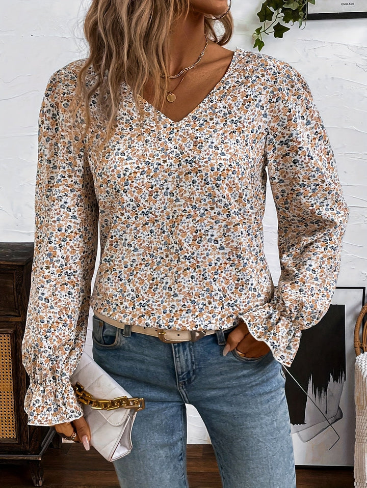 Eglantine | Blouse à imprimé floral chic avec décolleté en V et détail de nœud en dentelle, élégant design à dos bas.