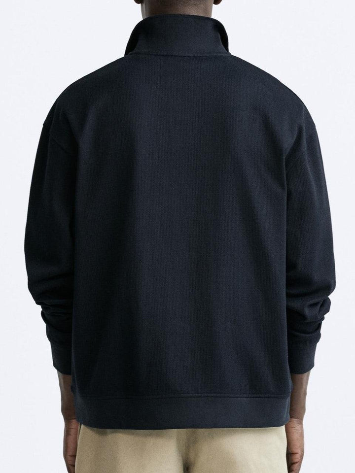 Pull-over beige élégant avec col polo pour une allure décontractée et chic.