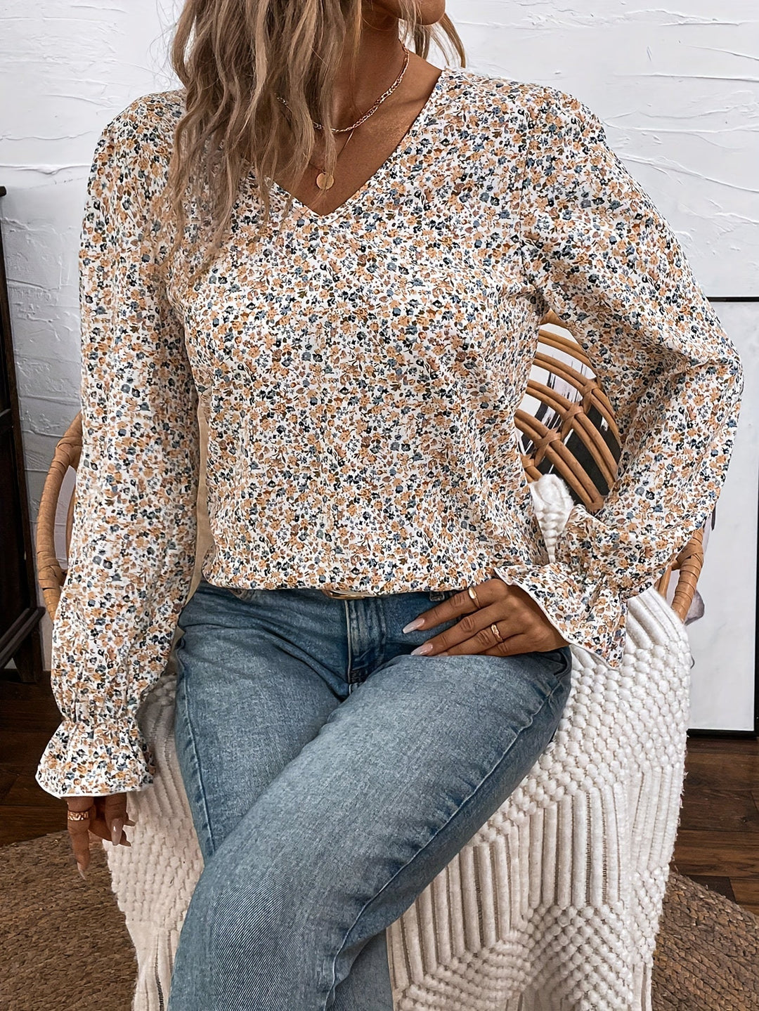 Eglantine | Blouse à imprimé floral chic avec décolleté en V et détail de nœud en dentelle, élégant design à dos bas.