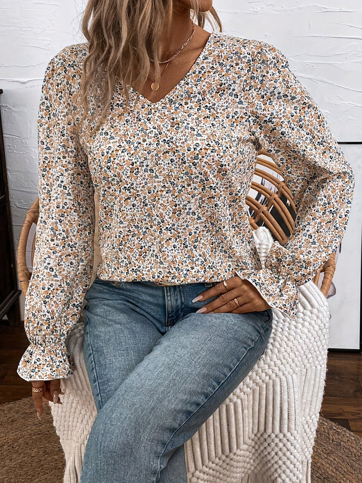 Eglantine | Blouse à imprimé floral chic avec décolleté en V et détail de nœud en dentelle, élégant design à dos bas.