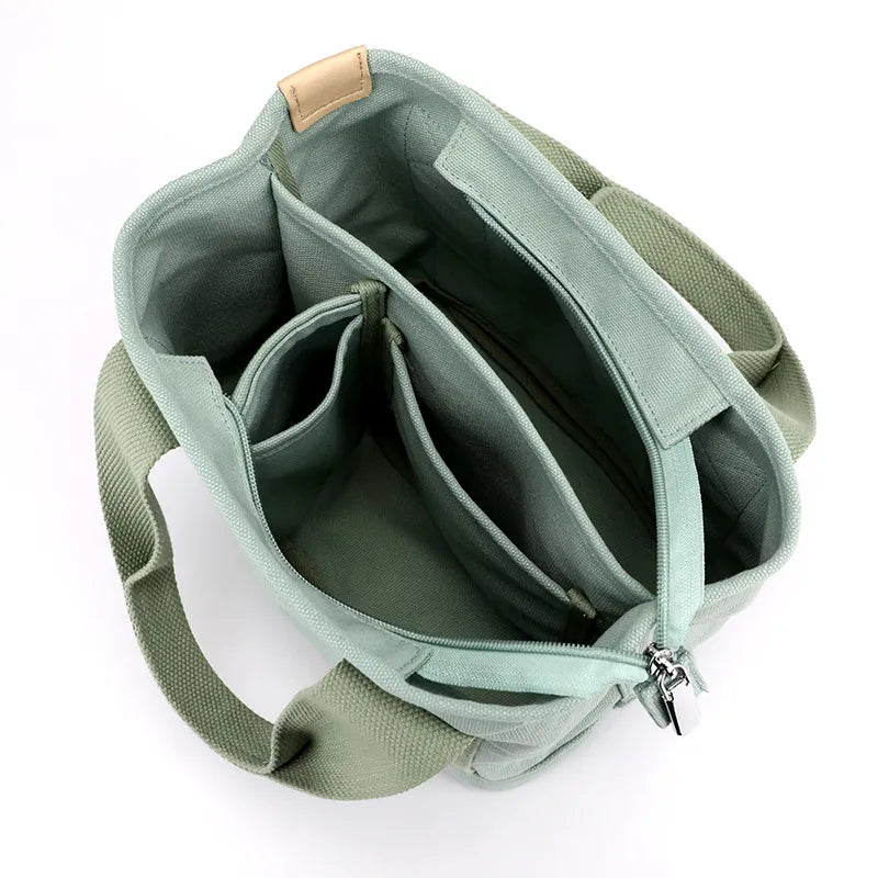 Sac à main pour femme élégant et compact, parfait pour toutes les occasions.