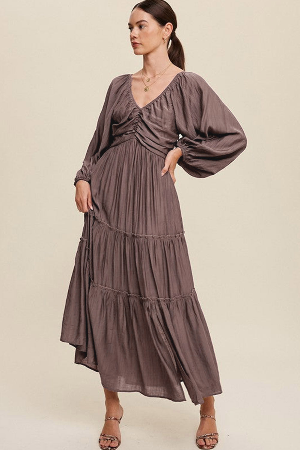 Dressing gown maxi élégante Alessia à décolleté en V avec détail de noeud et effet frange pour un look sophistiqué.