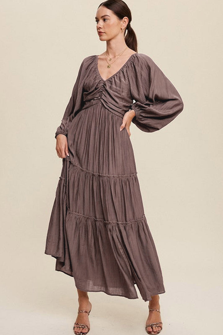 Dressing gown maxi élégante Alessia à décolleté en V avec détail de noeud et effet frange pour un look sophistiqué.
