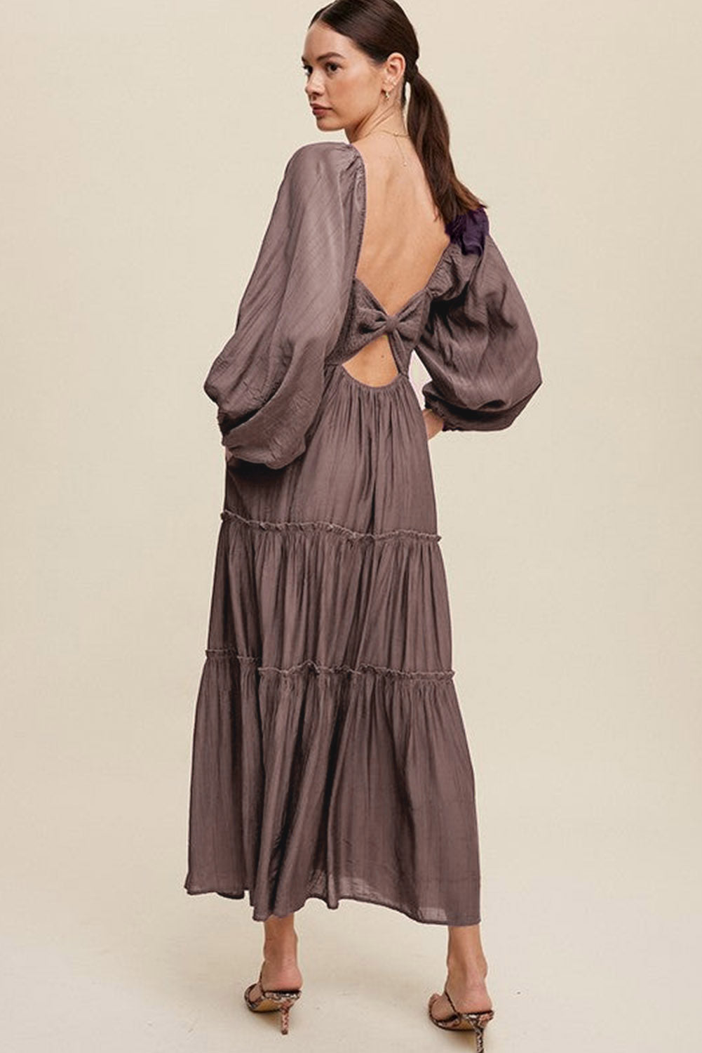 Dressing gown maxi élégante Alessia à décolleté en V avec détail de noeud et effet frange pour un look sophistiqué.