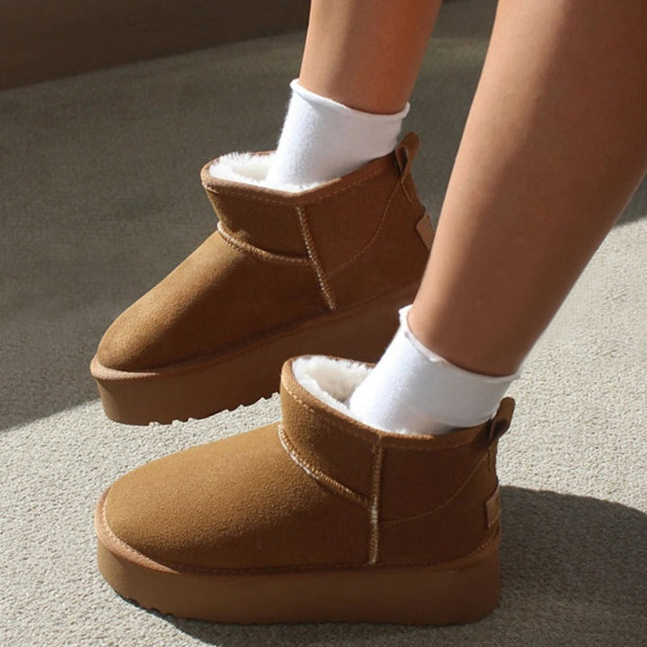 Bottines élégantes en suede doublées pour femmes, alliant confort et style pour l'hiver.