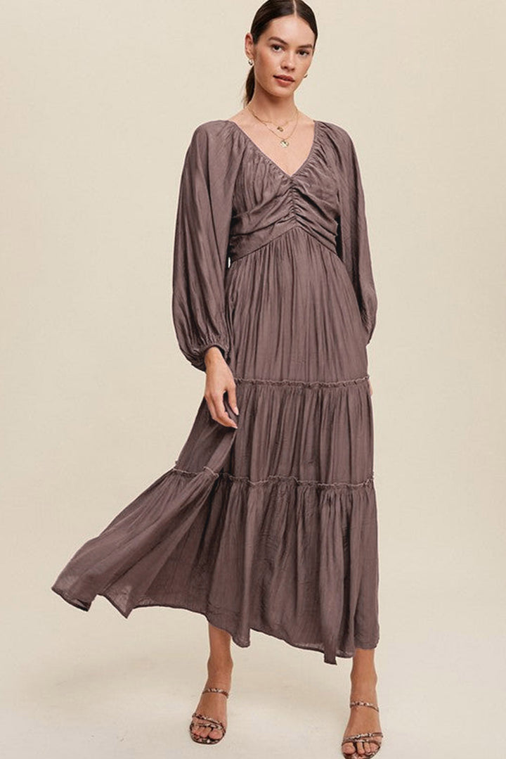 Dressing gown maxi élégante Alessia à décolleté en V avec détail de noeud et effet frange pour un look sophistiqué.