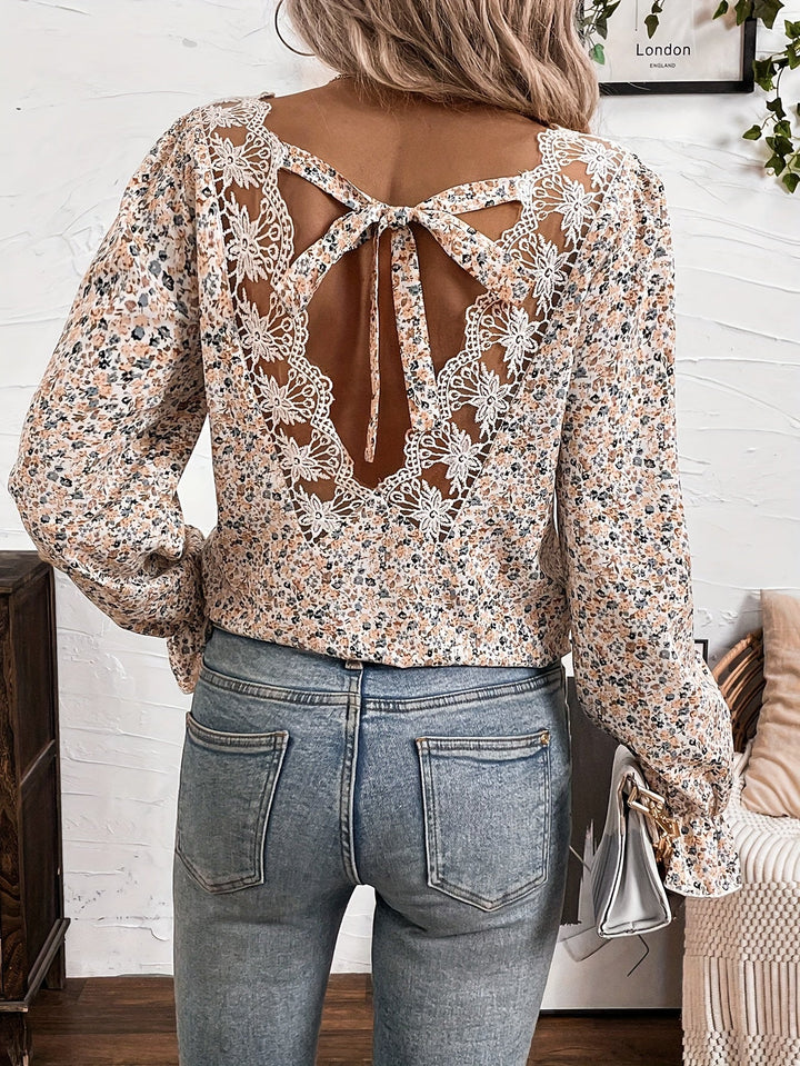 Eglantine | Blouse à imprimé floral chic avec décolleté en V et détail de nœud en dentelle, élégant design à dos bas.