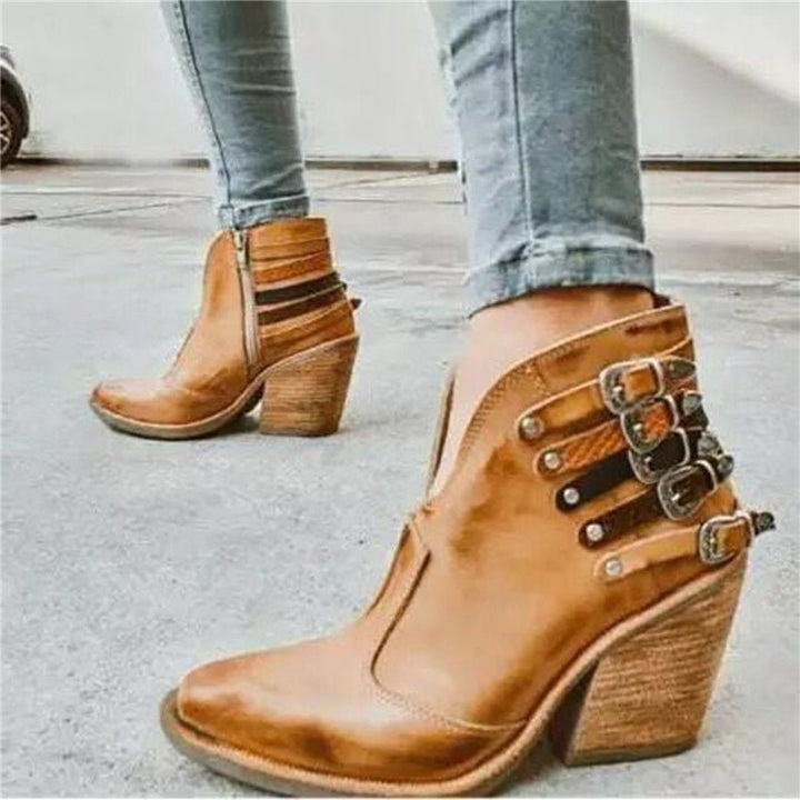 Bottines en cuir élégantes pour cowgirl féline avec un talon haut stylé.