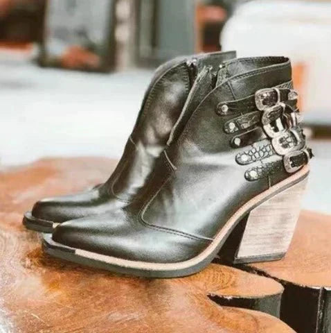 Bottines en cuir élégantes pour cowgirl féline avec un talon haut stylé.