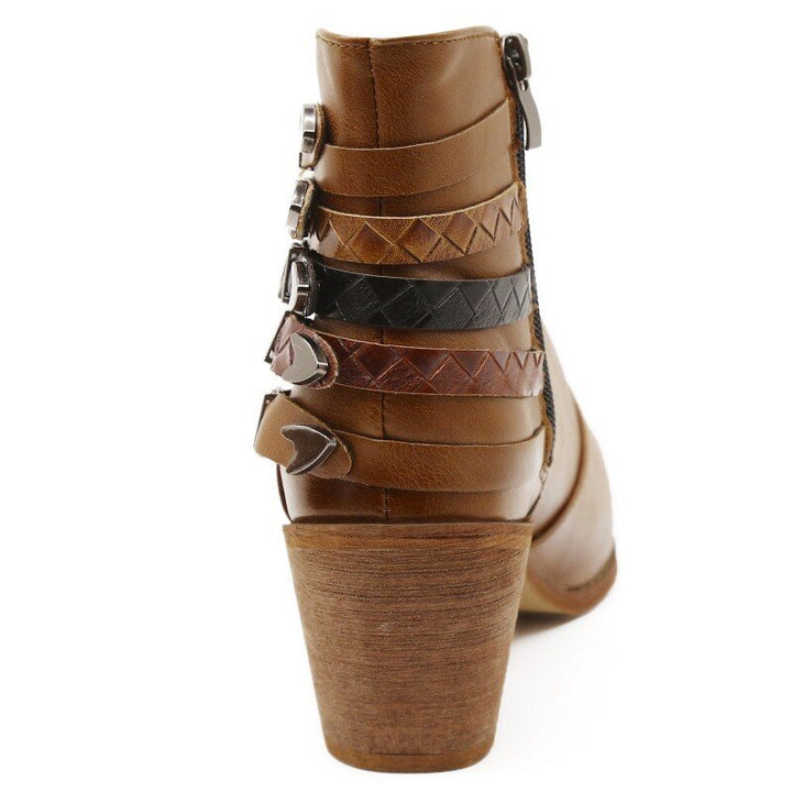 Bottines en cuir élégantes pour cowgirl féline avec un talon haut stylé.