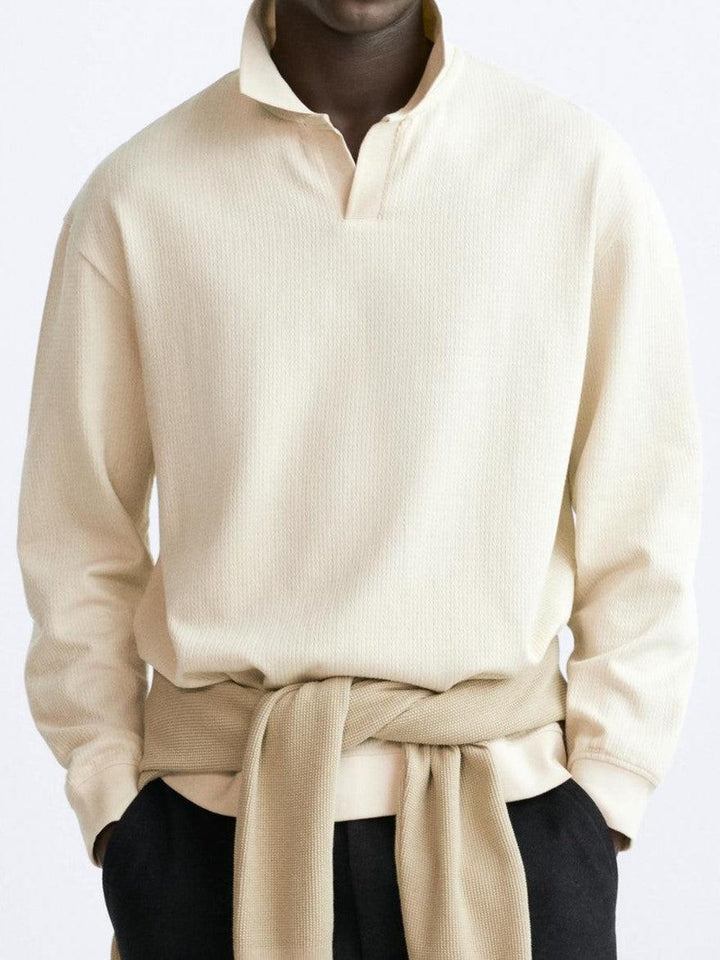 Pull-over beige élégant avec col polo pour une allure décontractée et chic.