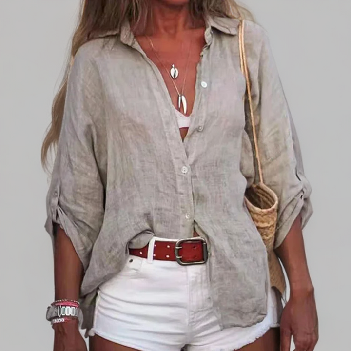 Linda - Charmante blouse en lin en léger, avec des manches roulées élégantes.
