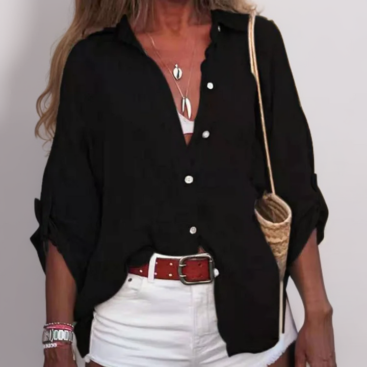 Linda - Charmante blouse en lin en léger, avec des manches roulées élégantes.