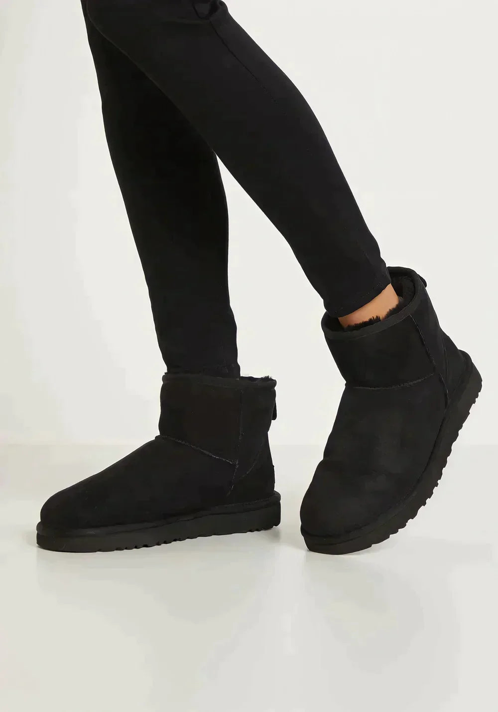 Bottines élégantes en suede doublées pour femmes, alliant confort et style pour l'hiver.
