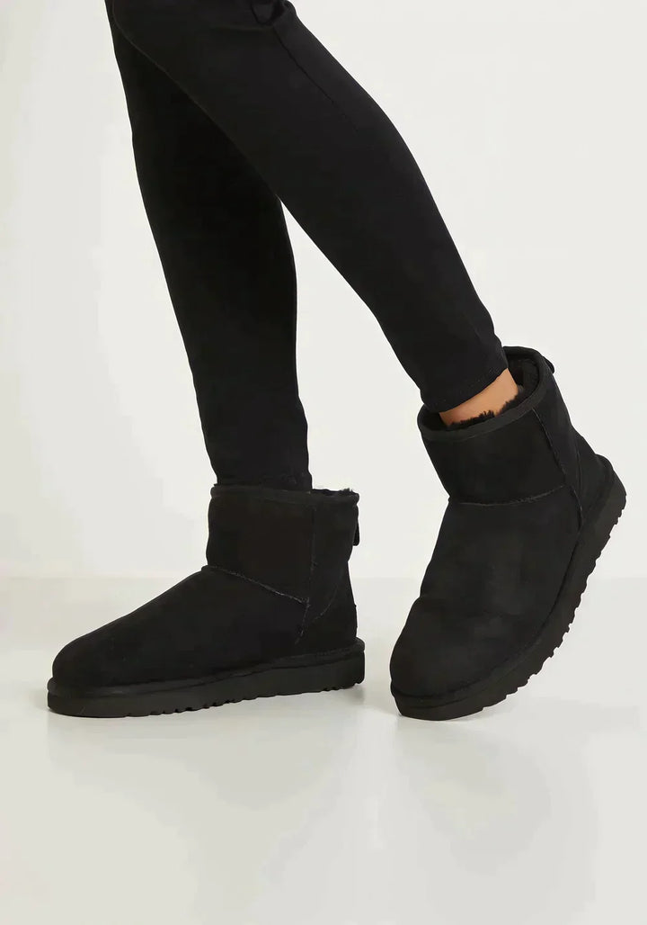 Bottines élégantes en suede doublées pour femmes, alliant confort et style pour l'hiver.
