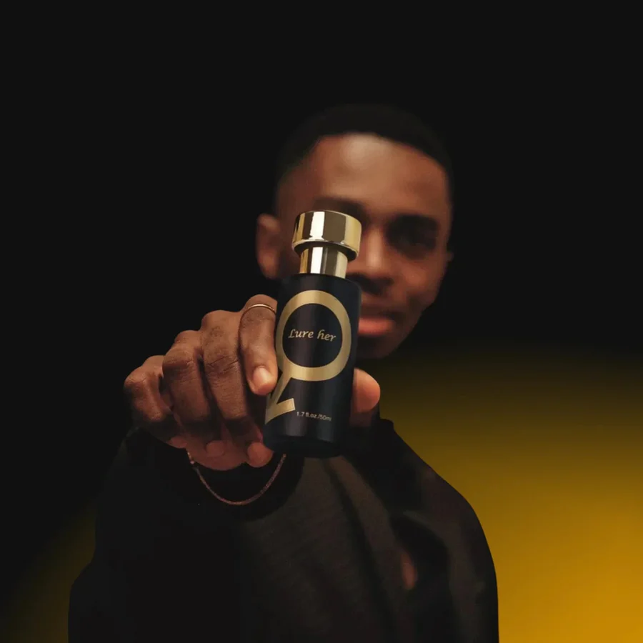 Lurez-la - Phéromones irrésistibles pour une fragrance masculine créée pour séduire et attirer.