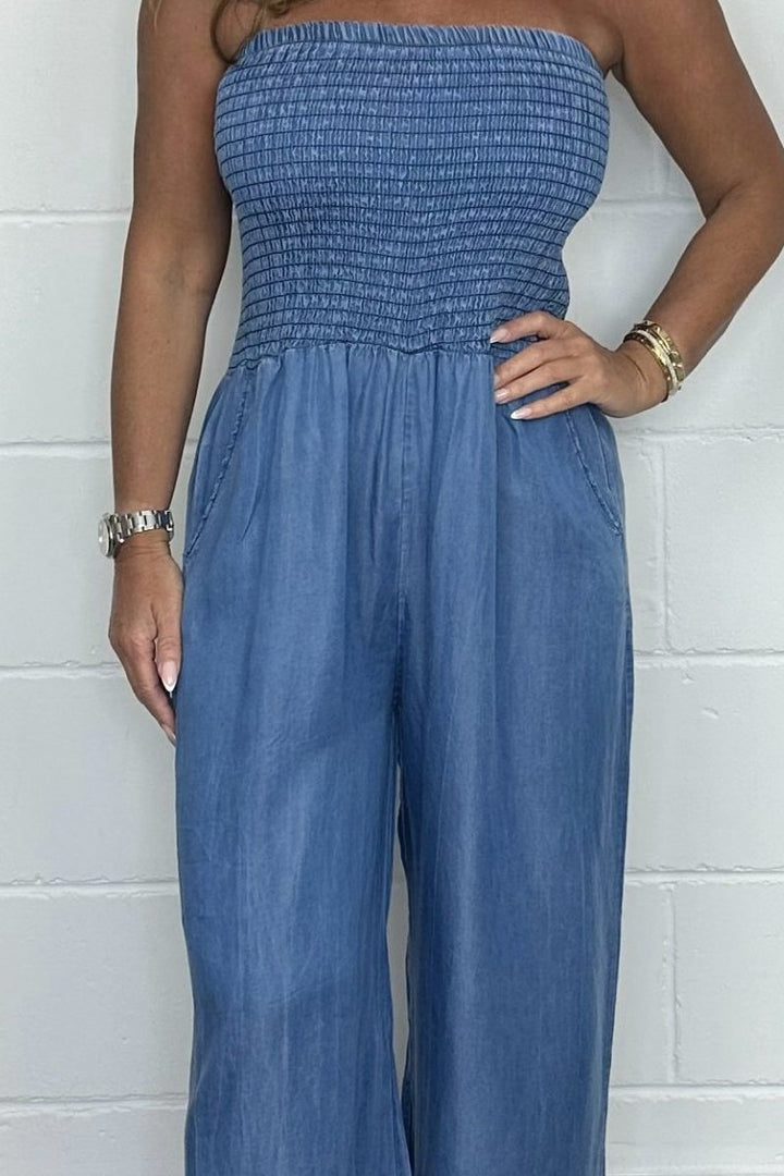 Xyrel - Combinaison en denim lavé au style moderne pour un look élégant.
