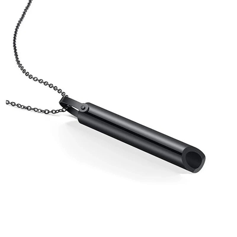 Pendentif en forme de cylindre minimaliste et élégant pour un look subtil.
