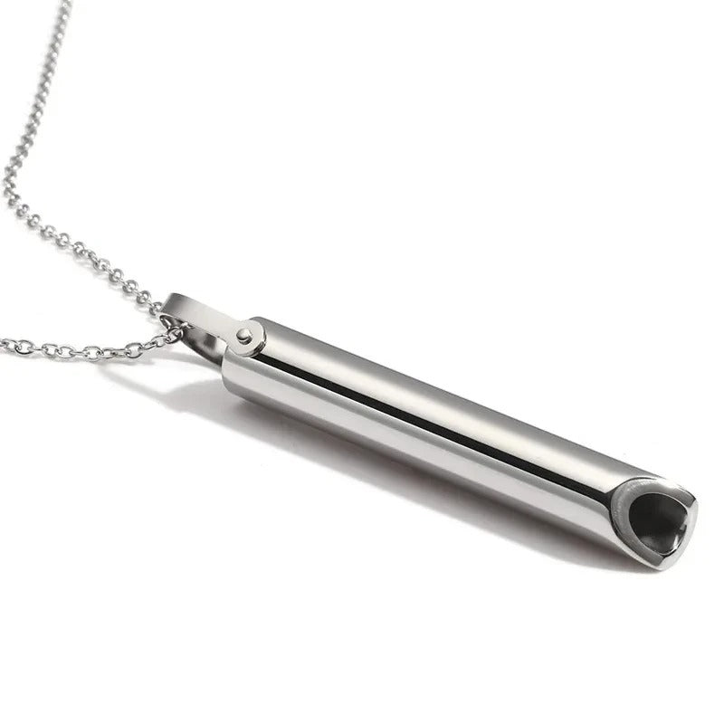 Pendentif en forme de cylindre minimaliste et élégant pour un look subtil.