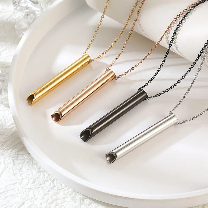 Pendentif en forme de cylindre minimaliste et élégant pour un look subtil.