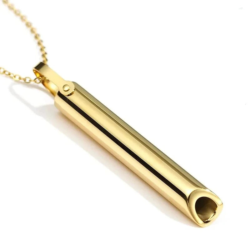 Pendentif en forme de cylindre minimaliste et élégant pour un look subtil.